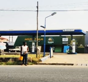 Commercial petrol station building